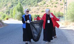 Muş'tan Tunceli'ye gezmeye gelen öğrenciler Munzur Vadisi'nde çöp topladı