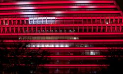 BBVA, Madrid'deki genel müdürlük binasına Türk bayrağı yansıttı