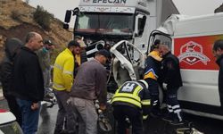 Erzincan'da tır ile kamyonetin çarpıştığı kazada 1 kişi öldü, 2 kişi ağır yaralandı