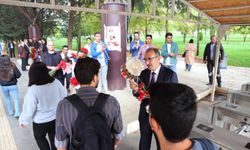 Fırat Üniversitesi'nde öğrenciler davul ve klarnet eşliğinde çiçeklerle karşılandı