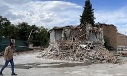 Malatya'da depremlerde ağır hasar alan 2 katlı bina kendiliğinden çöktü