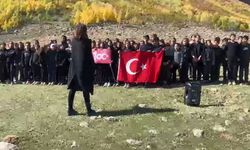 Tatvan'da öğrenciler, Nemrut Dağı eteğinde Gençlik Marşı'nı seslendirdi