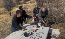 Gazeteci Cem Emir, mezarı başında anıldı