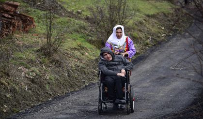 Annesinin sırtında seyir terasına taşıdığı Mehmet, akülü tekerlekli sandalyesine kavuştu