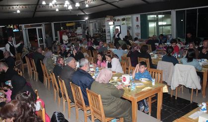 İZMİR - Kiraz'da depremzedeler için iftar verildi