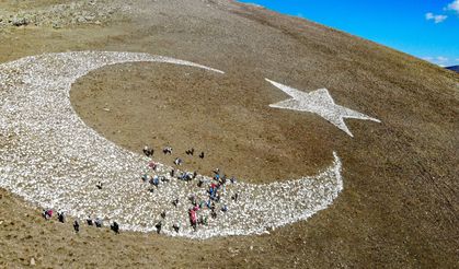 Ardahan'daki Yıldızlı Dağ'da "Cumhuriyet'in 100. yılı" yürüyüşü yapıldı