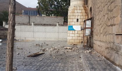 Bingöl'de yıldırım düşen caminin minaresi zarar gördü