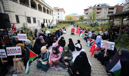 Bingöllü kadınlar Filistin'e destek için oturma eylemi gerçekleştirdi