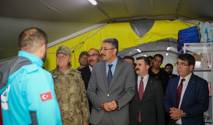 Hakkari Valisi Çelik, Çukurca'da okul açılışına katıldı, sahra hastanesini ziyaret etti