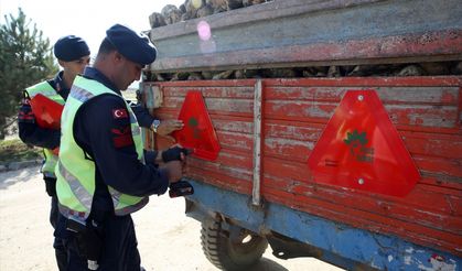 Muş'ta kazaların önlenmesi amacıyla 1500 traktör römorkuna reflektör takıldı