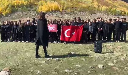 Tatvan'da öğrenciler, Nemrut Dağı eteğinde Gençlik Marşı'nı seslendirdi