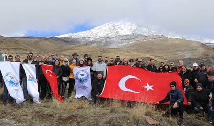 Yerli ve yabancı akademisyenler karla kaplı Ağrı Dağı'nın eteklerini gezdi