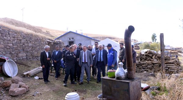 Ardahan Valisi Öner, depremden etkilenen köylerde incelemelerini sürdürdü: