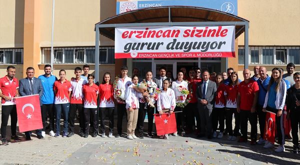 ERZİNCAN - Milli badmintoncu Aleyna Korkut'a baba ocağı Erzincan'da meşaleli karşılama