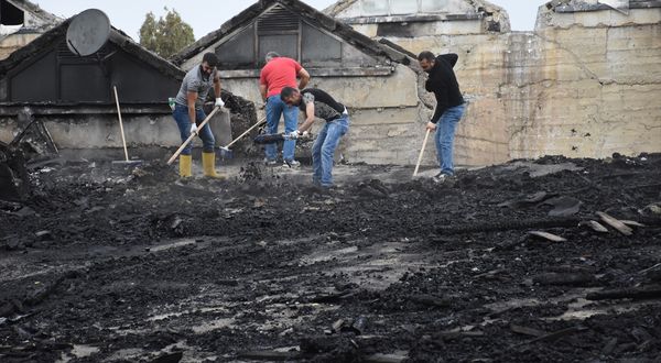 ERZURUM - Atatürk Üniversitesi merkezi yemekhanesinde çıkan yangının ardından temizleme çalışmaları devam ediyor