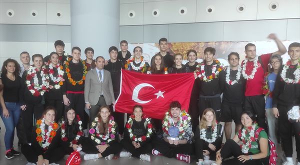 İSTANBUL - Dünya ikincisi Doğa Koleji Erkek Basketbol Takımı, Türkiye'ye döndü