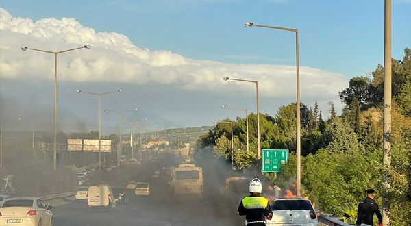İZMİR - Gaziemir'de seyir halindeki otomobil yandı