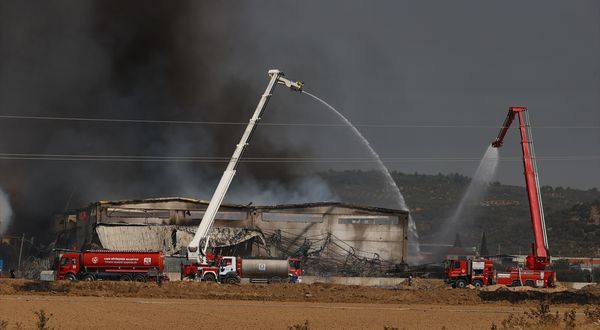 İZMİR - Torbalı ilçesinde bir kozmetik fabrikasında yangın çıktı (3)