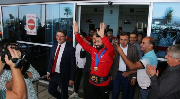DENİZLİ - Bakan Çavuşoğlu, tekstil fabrikasını ziyaret etti, işçilerle yemek yedi