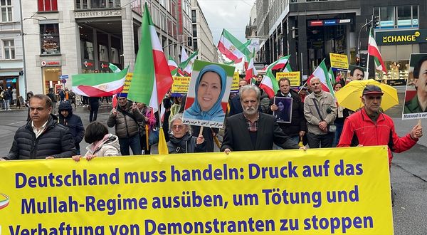 BERLİN - Almanya'nın çeşitli kentlerinde İran'daki protestolara destek gösterileri yapıldı