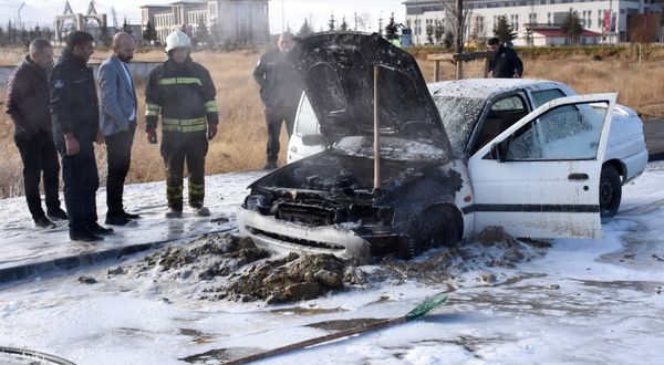 Erzurum'da seyir halindeki otomobil yandı