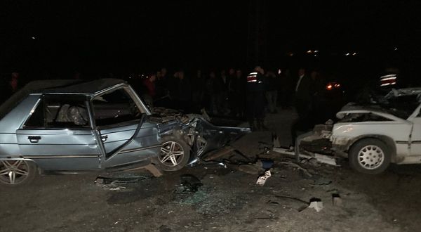 MERSİN - 2 otomobilin çarpıştığı kazada 2 kişi öldü, 5 kişi yaralandı