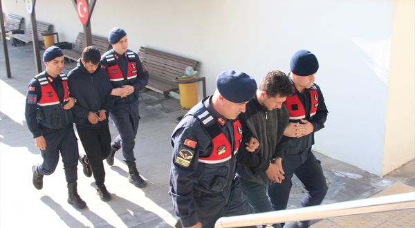 MERSİN - Hırsızlık yaptıkları iddiasıyla yakalanan 2 zanlı tutuklandı