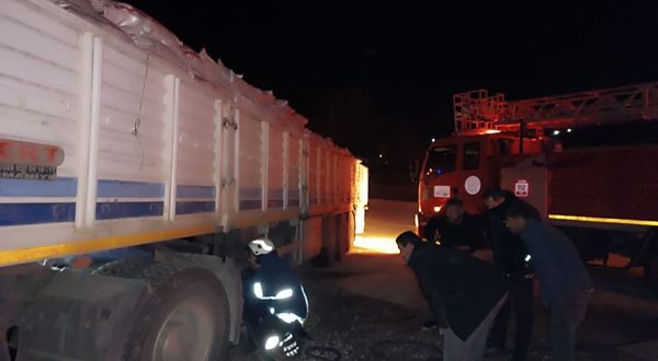 Özalp'ta tırın lastiklerinde çıkan yangını itfaiye ekipleri söndürdü