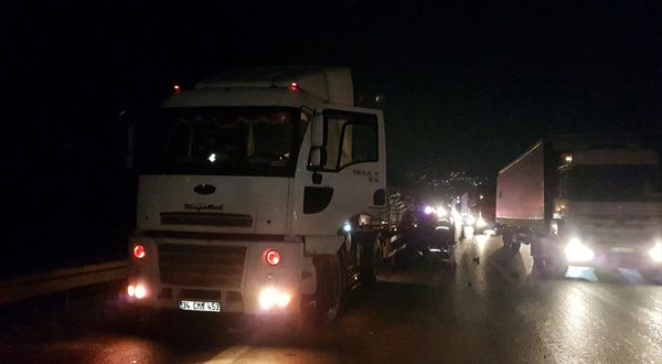 SAKARYA - Anadolu Otoyolu'nda tıra çarpan otomobildeki karı koca yaralandı