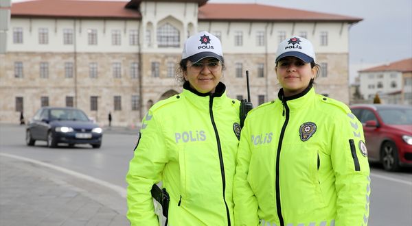 SİVAS - Yayaların güvenliği kadın trafik polislerine emanet