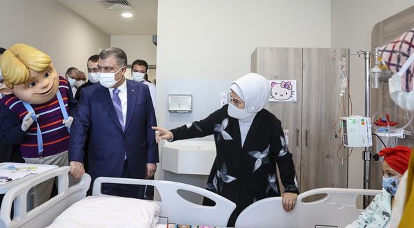 ANKARA - Emine Erdoğan'dan kanser hastası çocuklara moral ziyareti