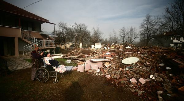 DÜZCE - Deprem sonrası evi yıkılan Sezgin teyzenin gözyaşını devlet ve yardımseverler dindirdi