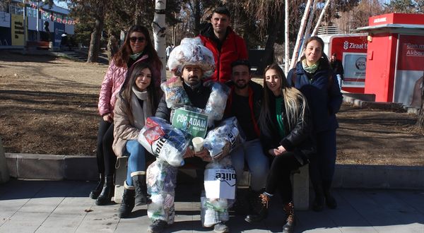 ERZURUM - Çevreci öğrenci farkındalık için bir aylık çöpünden kıyafet yapıp giydi