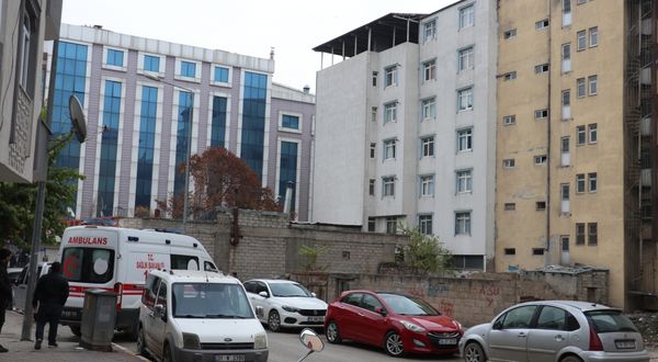 Iğdır'da polisten kaçarken 3. kattan çatıya atlayan çift yaralandı
