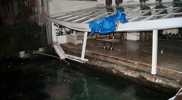 İSTANBUL - Beşiktaş'ta deniz kenarındaki restoranın iskelesi çöktü, 4 kişi yaralandı (4)