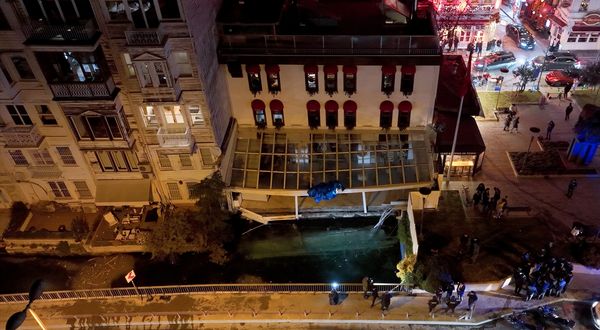 İSTANBUL - Beşiktaş'ta deniz kenarındaki restoranın iskelesi çöktü, 4 kişi yaralandı (5)