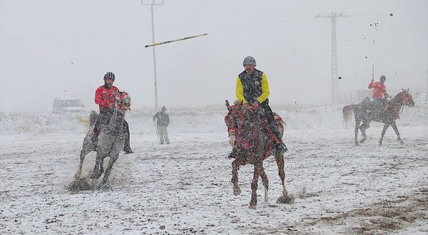 BAYBURT - Ciritçiler kar altında gösteri yaptı