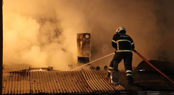 Bayburt'ta evin çatısında çıkan yangın söndürüldü