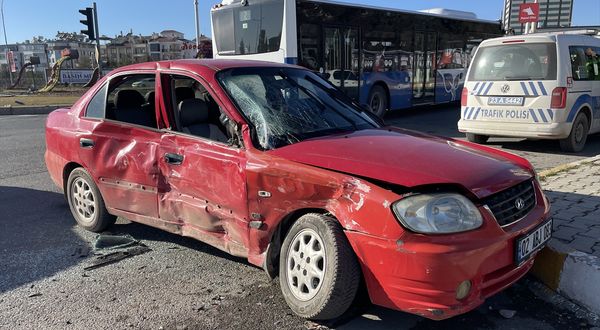 ELAZIĞ - Halk otobüsünün otomobille çarpışması sonucu 4 kişi yaralandı
