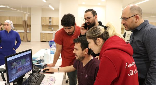 Erzurum Şehir Hastanesi doktorları AA'nın "Yılın Fotoğrafları" oylamasına katıldı