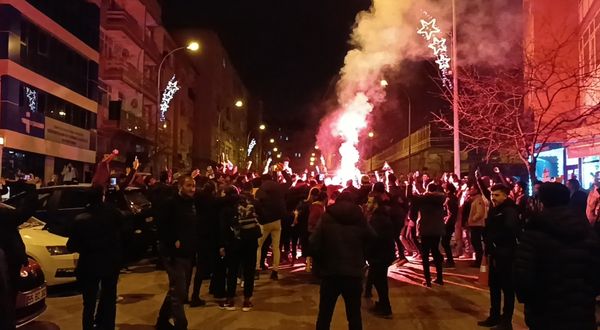Erzurum'da Galatasaraylı taraftarlar derbi maçın ardından sokaklarda kutlama yaptı
