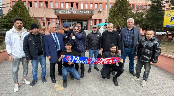Karabükspor Kulüp Başkanı Yüksel ve taraftarlar, yargılanan eski yöneticileri protesto etti