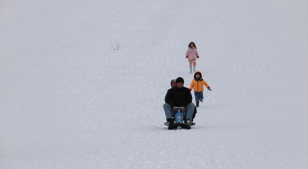 KASTAMONU - Ilgaz Dağı'na gelenler kar yetersizliği nedeniyle sadece kızakla kayabildi