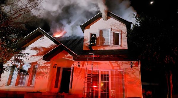KOCAELİ - Villanın çatısında çıkan yangın hasara yol açtı