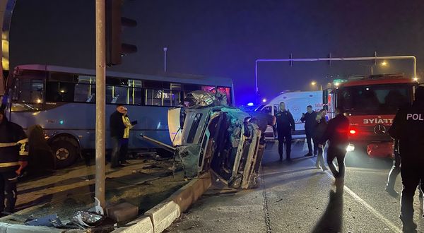 NİĞDE - Halk otobüsü ile otomobilin çarpıştığı kazada 16 kişi yaralandı