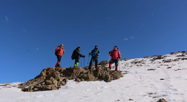 Van'da dağcılar 2 bin 800 rakımlı Hayal Dağı'na tırmandı