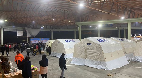 ADANA - Depremzedeler kurulan çadırlara yerleştiriliyor