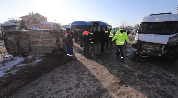 AKSARAY - Kreş servisi ile hafif ticari aracın çarpışması sonucu 14 çocuk yaralandı