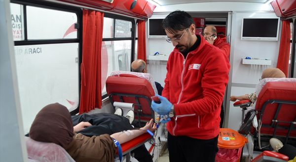 MUŞ - Vatandaşlar deprem bölgesi için kan bağışında bulunuyor