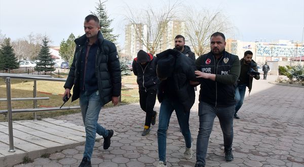 SİVAS - Sivasspor-Fiorentina maçında sahaya inen 2 taraftar adliyeye sevk edildi
